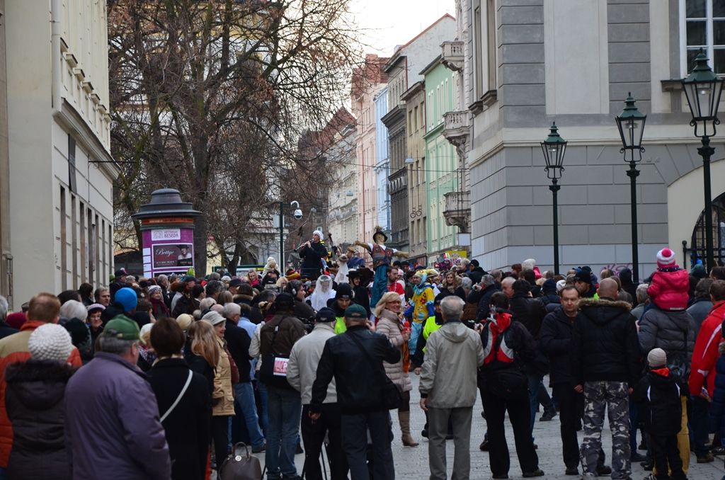 Stovky lidí si nenechaly v sobotu 6. února ujít masopustní veselí v západočeské metropoli. Od Branky ve Smetanových sadech se masky vydaly přes náměstí Republiky k radnici, kde primátora Plzně Martina Zrzaveckého požádaly o symbolický klíč od města. „Rád vám klíč od města až do půlnoci půjčím, užijte si dnešní den, ať je Plzeň plná masek a strašidel,“ řekl primátor a předal maškarám dřevěný klíč. (foto: 6.2.2016, E. Kriegerová)