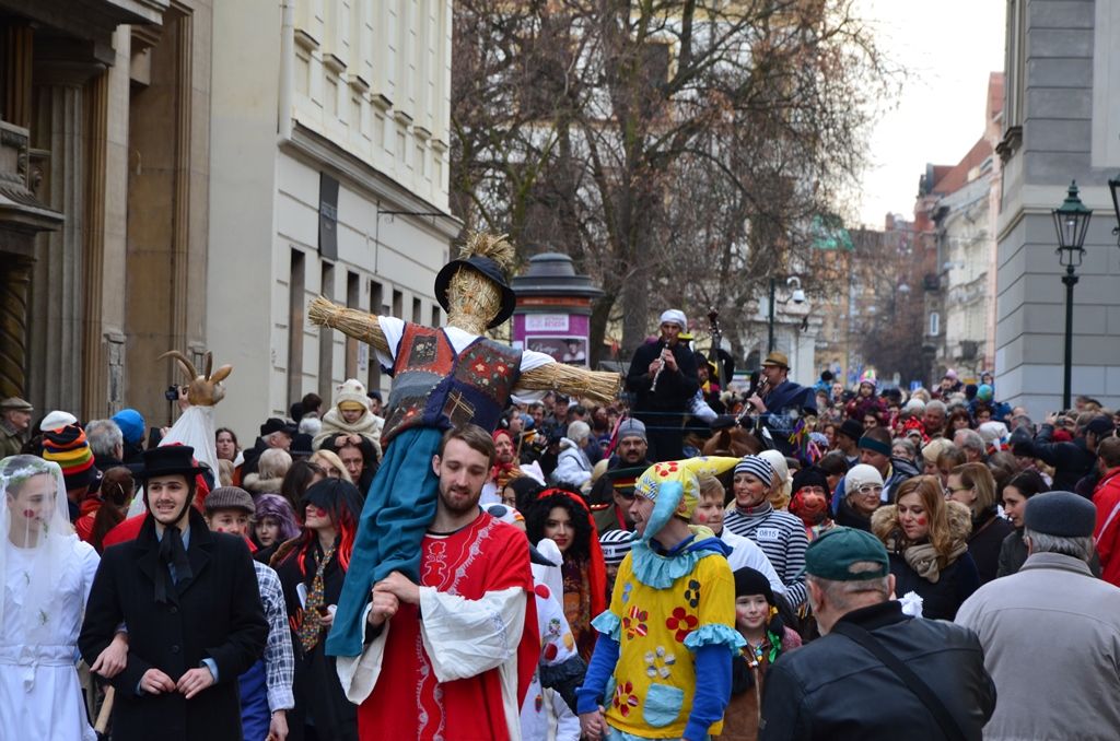 Stovky lidí si nenechaly v sobotu 6. února ujít masopustní veselí v západočeské metropoli. Od Branky ve Smetanových sadech se masky vydaly přes náměstí Republiky k radnici, kde primátora Plzně Martina Zrzaveckého požádaly o symbolický klíč od města. „Rád vám klíč od města až do půlnoci půjčím, užijte si dnešní den, ať je Plzeň plná masek a strašidel,“ řekl primátor a předal maškarám dřevěný klíč. (foto: 6.2.2016, E. Kriegerová)