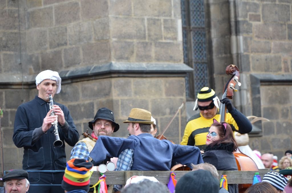 Stovky lidí si nenechaly v sobotu 6. února ujít masopustní veselí v západočeské metropoli. Od Branky ve Smetanových sadech se masky vydaly přes náměstí Republiky k radnici, kde primátora Plzně Martina Zrzaveckého požádaly o symbolický klíč od města. „Rád vám klíč od města až do půlnoci půjčím, užijte si dnešní den, ať je Plzeň plná masek a strašidel,“ řekl primátor a předal maškarám dřevěný klíč. (foto: 6.2.2016, E. Kriegerová)