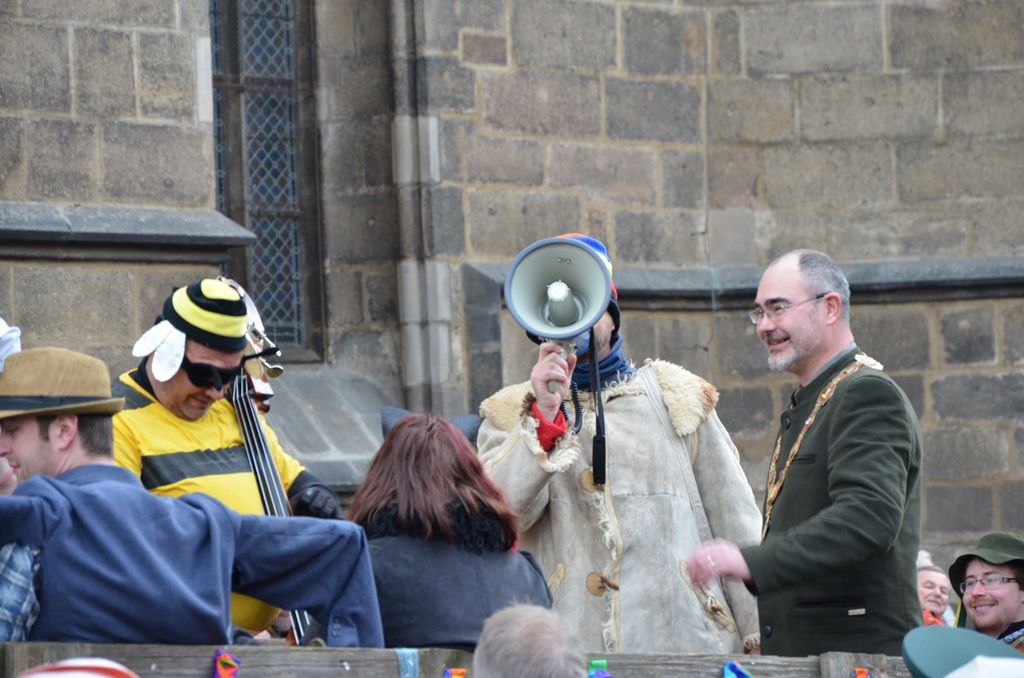 Stovky lidí si nenechaly v sobotu 6. února ujít masopustní veselí v západočeské metropoli. Od Branky ve Smetanových sadech se masky vydaly přes náměstí Republiky k radnici, kde primátora Plzně Martina Zrzaveckého požádaly o symbolický klíč od města. „Rád vám klíč od města až do půlnoci půjčím, užijte si dnešní den, ať je Plzeň plná masek a strašidel,“ řekl primátor a předal maškarám dřevěný klíč. (foto: 6.2.2016, E. Kriegerová)