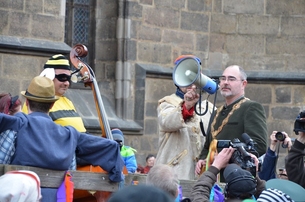Stovky lidí si nenechaly v sobotu 6. února ujít masopustní veselí v západočeské metropoli. Od Branky ve Smetanových sadech se masky vydaly přes náměstí Republiky k radnici, kde primátora Plzně Martina Zrzaveckého požádaly o symbolický klíč od města. „Rád vám klíč od města až do půlnoci půjčím, užijte si dnešní den, ať je Plzeň plná masek a strašidel,“ řekl primátor a předal maškarám dřevěný klíč. (foto: 6.2.2016, E. Kriegerová)