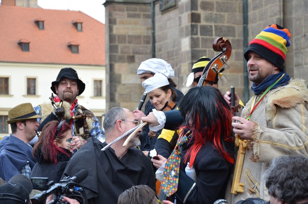 Stovky lidí si nenechaly v sobotu 6. února ujít masopustní veselí v západočeské metropoli. Od Branky ve Smetanových sadech se masky vydaly přes náměstí Republiky k radnici, kde primátora Plzně Martina Zrzaveckého požádaly o symbolický klíč od města. „Rád vám klíč od města až do půlnoci půjčím, užijte si dnešní den, ať je Plzeň plná masek a strašidel,“ řekl primátor a předal maškarám dřevěný klíč. (foto: 6.2.2016, E. Kriegerová)