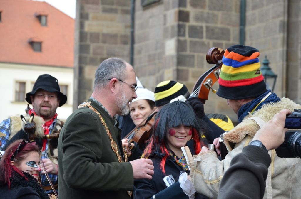 Stovky lidí si nenechaly v sobotu 6. února ujít masopustní veselí v západočeské metropoli. Od Branky ve Smetanových sadech se masky vydaly přes náměstí Republiky k radnici, kde primátora Plzně Martina Zrzaveckého požádaly o symbolický klíč od města. „Rád vám klíč od města až do půlnoci půjčím, užijte si dnešní den, ať je Plzeň plná masek a strašidel,“ řekl primátor a předal maškarám dřevěný klíč. (foto: 6.2.2016, E. Kriegerová)