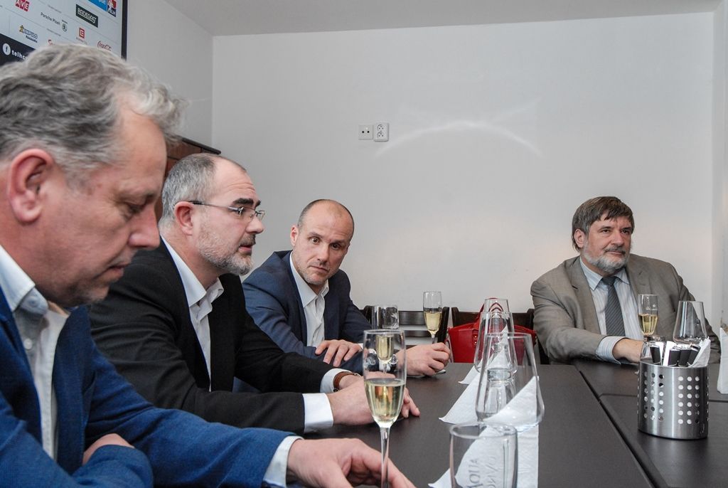 S vedením hokejového klubu HC Plzeň 1929 se dnes sešli radní města Plzně. Šlo o tradiční schůzku jako výraz poděkování za vzájemnou spolupráci. „Pravidelná setkání dokazují, jak těsný vztah má město s velkými sportovními kluby. Jsme rádi, že tu jste, že reprezentujete město Plzeň. V naší spolupráci je důležitá komunikace, ta funguje výborně. Ve vedení klubu máte lidi na svých místech, a tak dobře zvládáte nelehkou finanční situaci,“ řekl primátor města Martin Zrzavecký. Dodal, že v budoucnu se chce radnice více zaměřit na podporu menších sportovních klubů, dětí a mládeže. (foto: 10.2.2016)