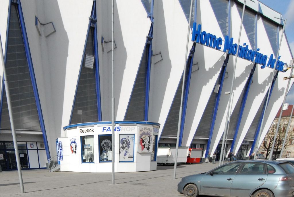 S vedením hokejového klubu HC Plzeň 1929 se dnes sešli radní města Plzně. Šlo o tradiční schůzku jako výraz poděkování za vzájemnou spolupráci. „Pravidelná setkání dokazují, jak těsný vztah má město s velkými sportovními kluby. Jsme rádi, že tu jste, že reprezentujete město Plzeň. V naší spolupráci je důležitá komunikace, ta funguje výborně. Ve vedení klubu máte lidi na svých místech, a tak dobře zvládáte nelehkou finanční situaci,“ řekl primátor města Martin Zrzavecký. Dodal, že v budoucnu se chce radnice více zaměřit na podporu menších sportovních klubů, dětí a mládeže. (foto: 10.2.2016)