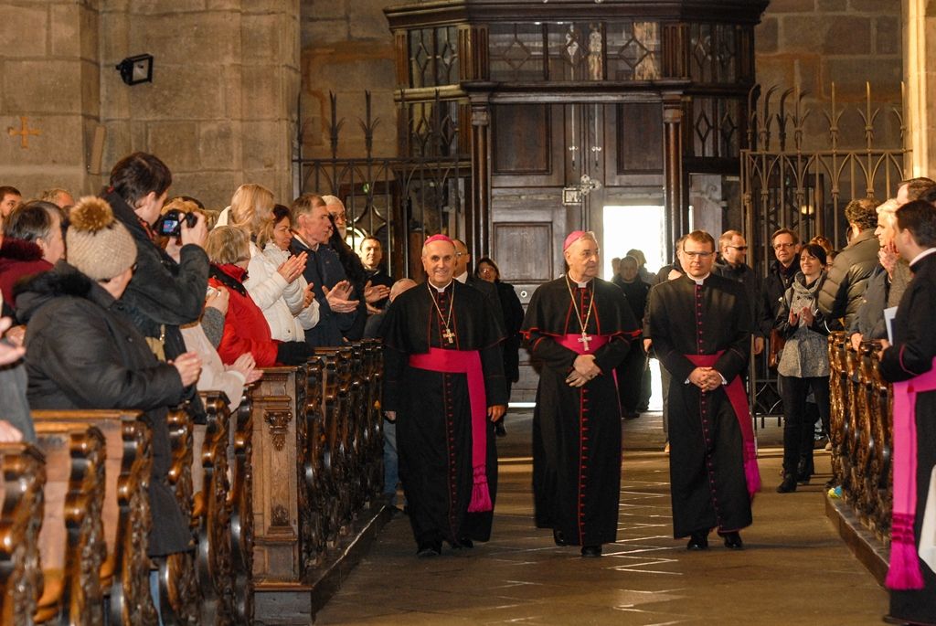 Plzeňská diecéze bude mít nového biskupa. Františka Radkovského střídá Tomáš Holub, generální sekretář České biskupské konference, farář pražské baziliky svatého Petra a Pavla a děkan Kolegiátní kapituly na pražském Vyšehradě. Biskupem plzeňské diecéze ho dnes jmenoval papež František, v pravé poledne byl představen v katedrále sv. Bartoloměje v Plzni. Dojemnému a historickému okamžiku přihlíželo několik stovek lidí. Mezi prvními vyjádřili podporu novému biskupovi primátor města Martin Zrzavecký spolu s náměstkem Petrem Náhlíkem. (foto: 12.2.2016)