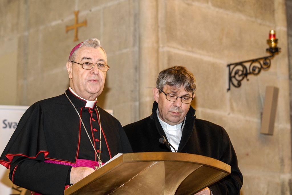 Plzeňská diecéze bude mít nového biskupa. Františka Radkovského střídá Tomáš Holub, generální sekretář České biskupské konference, farář pražské baziliky svatého Petra a Pavla a děkan Kolegiátní kapituly na pražském Vyšehradě. Biskupem plzeňské diecéze ho dnes jmenoval papež František, v pravé poledne byl představen v katedrále sv. Bartoloměje v Plzni. Dojemnému a historickému okamžiku přihlíželo několik stovek lidí. Mezi prvními vyjádřili podporu novému biskupovi primátor města Martin Zrzavecký spolu s náměstkem Petrem Náhlíkem. (foto: 12.2.2016)