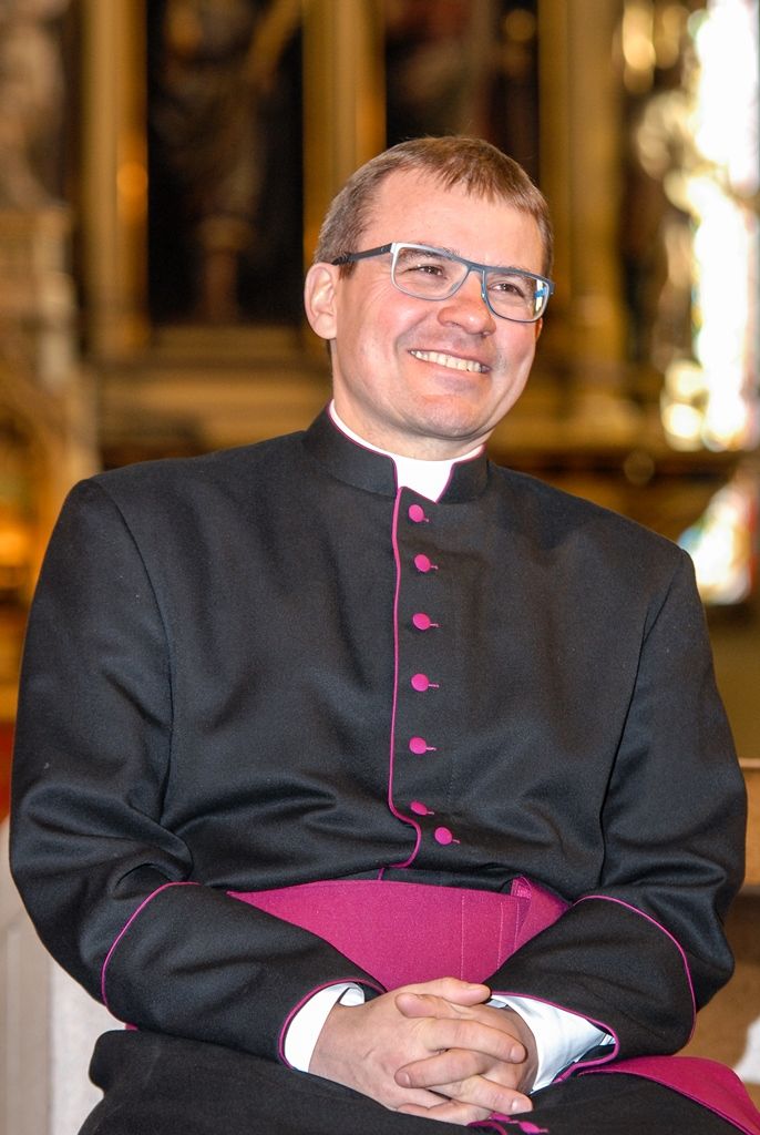 Plzeňská diecéze bude mít nového biskupa. Františka Radkovského střídá Tomáš Holub, generální sekretář České biskupské konference, farář pražské baziliky svatého Petra a Pavla a děkan Kolegiátní kapituly na pražském Vyšehradě. Biskupem plzeňské diecéze ho dnes jmenoval papež František, v pravé poledne byl představen v katedrále sv. Bartoloměje v Plzni. Dojemnému a historickému okamžiku přihlíželo několik stovek lidí. Mezi prvními vyjádřili podporu novému biskupovi primátor města Martin Zrzavecký spolu s náměstkem Petrem Náhlíkem. (foto: 12.2.2016)