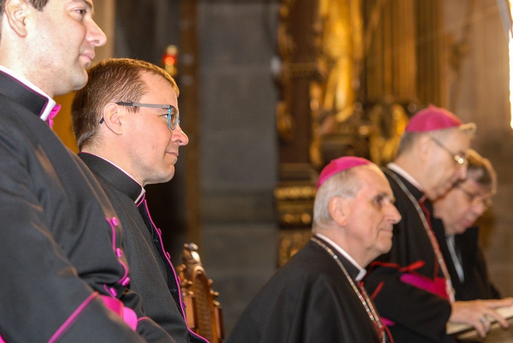 Plzeňská diecéze bude mít nového biskupa. Františka Radkovského střídá Tomáš Holub, generální sekretář České biskupské konference, farář pražské baziliky svatého Petra a Pavla a děkan Kolegiátní kapituly na pražském Vyšehradě. Biskupem plzeňské diecéze ho dnes jmenoval papež František, v pravé poledne byl představen v katedrále sv. Bartoloměje v Plzni. Dojemnému a historickému okamžiku přihlíželo několik stovek lidí. Mezi prvními vyjádřili podporu novému biskupovi primátor města Martin Zrzavecký spolu s náměstkem Petrem Náhlíkem. (foto: 12.2.2016)