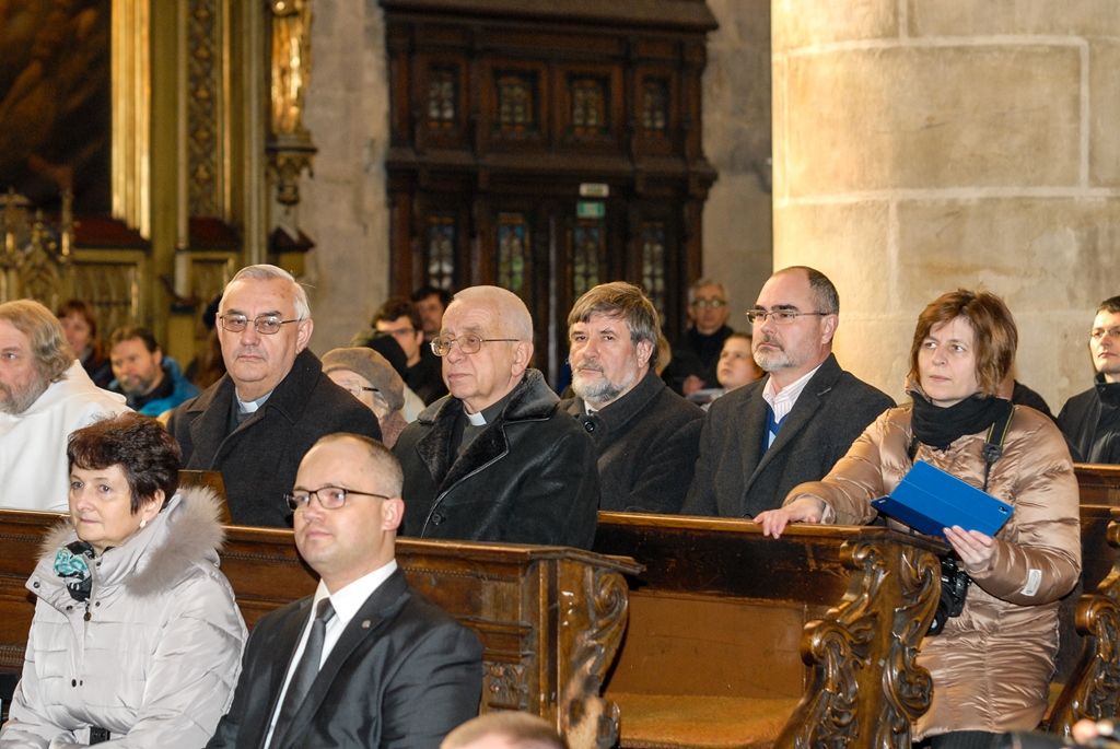 Plzeňská diecéze bude mít nového biskupa. Františka Radkovského střídá Tomáš Holub, generální sekretář České biskupské konference, farář pražské baziliky svatého Petra a Pavla a děkan Kolegiátní kapituly na pražském Vyšehradě. Biskupem plzeňské diecéze ho dnes jmenoval papež František, v pravé poledne byl představen v katedrále sv. Bartoloměje v Plzni. Dojemnému a historickému okamžiku přihlíželo několik stovek lidí. Mezi prvními vyjádřili podporu novému biskupovi primátor města Martin Zrzavecký spolu s náměstkem Petrem Náhlíkem. (foto: 12.2.2016)