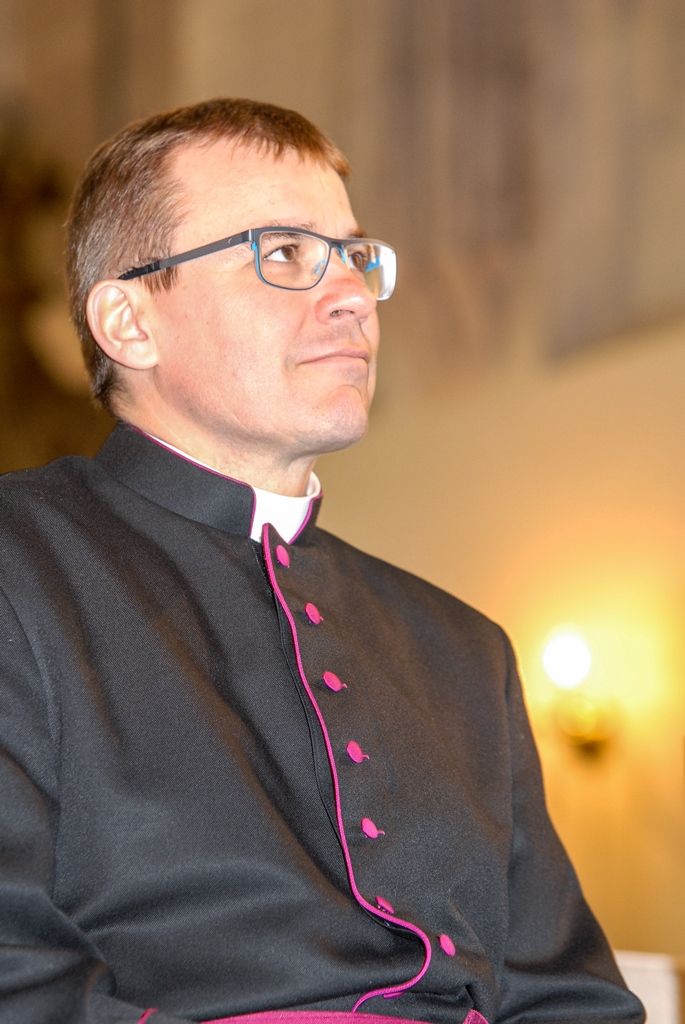 Plzeňská diecéze bude mít nového biskupa. Františka Radkovského střídá Tomáš Holub, generální sekretář České biskupské konference, farář pražské baziliky svatého Petra a Pavla a děkan Kolegiátní kapituly na pražském Vyšehradě. Biskupem plzeňské diecéze ho dnes jmenoval papež František, v pravé poledne byl představen v katedrále sv. Bartoloměje v Plzni. Dojemnému a historickému okamžiku přihlíželo několik stovek lidí. Mezi prvními vyjádřili podporu novému biskupovi primátor města Martin Zrzavecký spolu s náměstkem Petrem Náhlíkem. (foto: 12.2.2016)