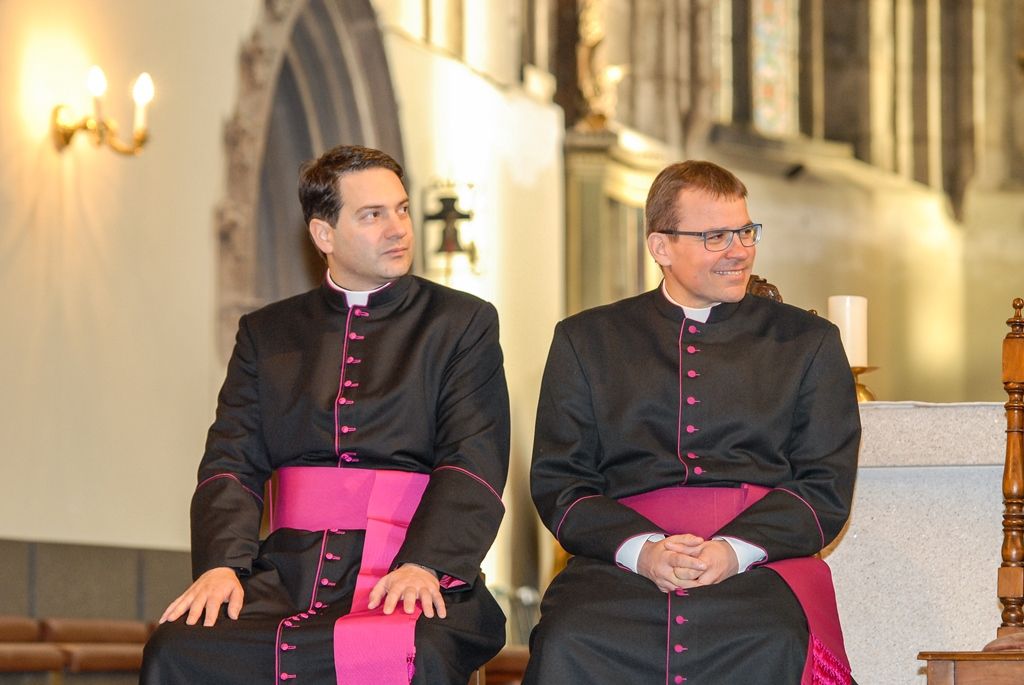 Plzeňská diecéze bude mít nového biskupa. Františka Radkovského střídá Tomáš Holub, generální sekretář České biskupské konference, farář pražské baziliky svatého Petra a Pavla a děkan Kolegiátní kapituly na pražském Vyšehradě. Biskupem plzeňské diecéze ho dnes jmenoval papež František, v pravé poledne byl představen v katedrále sv. Bartoloměje v Plzni. Dojemnému a historickému okamžiku přihlíželo několik stovek lidí. Mezi prvními vyjádřili podporu novému biskupovi primátor města Martin Zrzavecký spolu s náměstkem Petrem Náhlíkem. (foto: 12.2.2016)