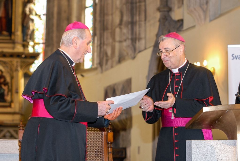 Plzeňská diecéze bude mít nového biskupa. Františka Radkovského střídá Tomáš Holub, generální sekretář České biskupské konference, farář pražské baziliky svatého Petra a Pavla a děkan Kolegiátní kapituly na pražském Vyšehradě. Biskupem plzeňské diecéze ho dnes jmenoval papež František, v pravé poledne byl představen v katedrále sv. Bartoloměje v Plzni. Dojemnému a historickému okamžiku přihlíželo několik stovek lidí. Mezi prvními vyjádřili podporu novému biskupovi primátor města Martin Zrzavecký spolu s náměstkem Petrem Náhlíkem. (foto: 12.2.2016)