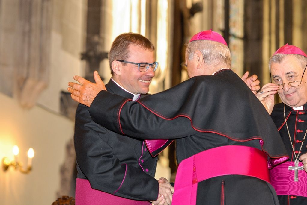 Plzeňská diecéze bude mít nového biskupa. Františka Radkovského střídá Tomáš Holub, generální sekretář České biskupské konference, farář pražské baziliky svatého Petra a Pavla a děkan Kolegiátní kapituly na pražském Vyšehradě. Biskupem plzeňské diecéze ho dnes jmenoval papež František, v pravé poledne byl představen v katedrále sv. Bartoloměje v Plzni. Dojemnému a historickému okamžiku přihlíželo několik stovek lidí. Mezi prvními vyjádřili podporu novému biskupovi primátor města Martin Zrzavecký spolu s náměstkem Petrem Náhlíkem. (foto: 12.2.2016)