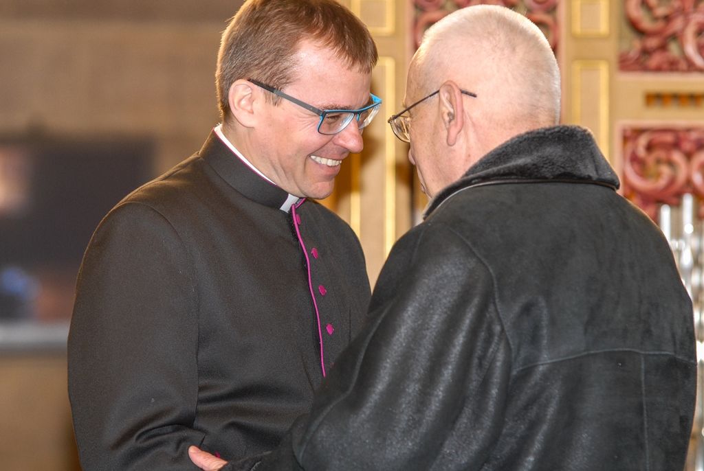 Plzeňská diecéze bude mít nového biskupa. Františka Radkovského střídá Tomáš Holub, generální sekretář České biskupské konference, farář pražské baziliky svatého Petra a Pavla a děkan Kolegiátní kapituly na pražském Vyšehradě. Biskupem plzeňské diecéze ho dnes jmenoval papež František, v pravé poledne byl představen v katedrále sv. Bartoloměje v Plzni. Dojemnému a historickému okamžiku přihlíželo několik stovek lidí. Mezi prvními vyjádřili podporu novému biskupovi primátor města Martin Zrzavecký spolu s náměstkem Petrem Náhlíkem. (foto: 12.2.2016)