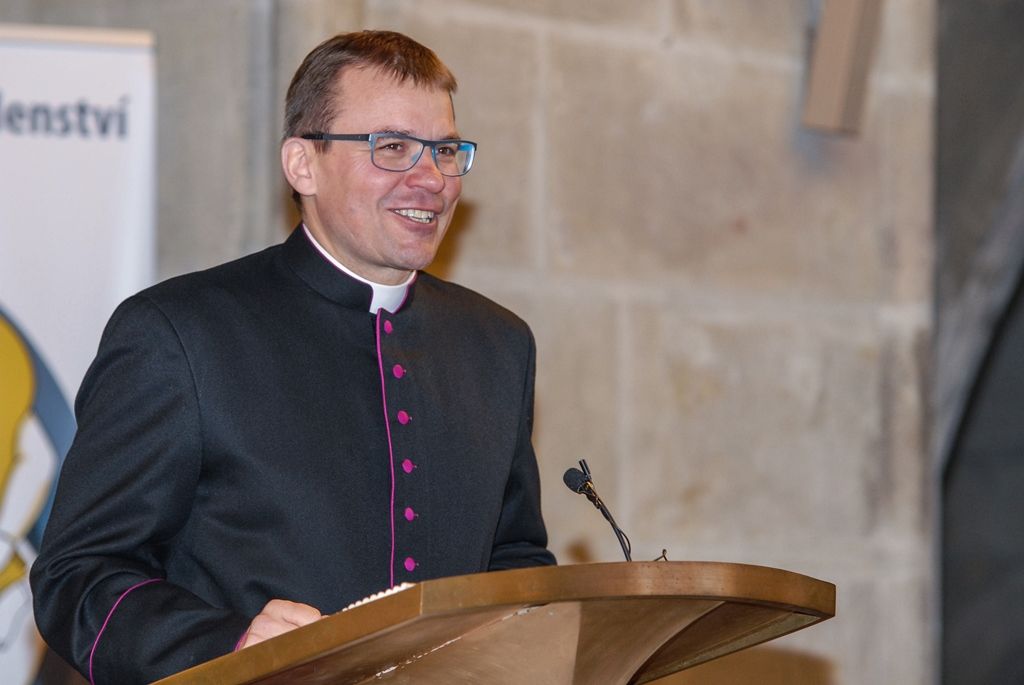 Plzeňská diecéze bude mít nového biskupa. Františka Radkovského střídá Tomáš Holub, generální sekretář České biskupské konference, farář pražské baziliky svatého Petra a Pavla a děkan Kolegiátní kapituly na pražském Vyšehradě. Biskupem plzeňské diecéze ho dnes jmenoval papež František, v pravé poledne byl představen v katedrále sv. Bartoloměje v Plzni. Dojemnému a historickému okamžiku přihlíželo několik stovek lidí. Mezi prvními vyjádřili podporu novému biskupovi primátor města Martin Zrzavecký spolu s náměstkem Petrem Náhlíkem. (foto: 12.2.2016)