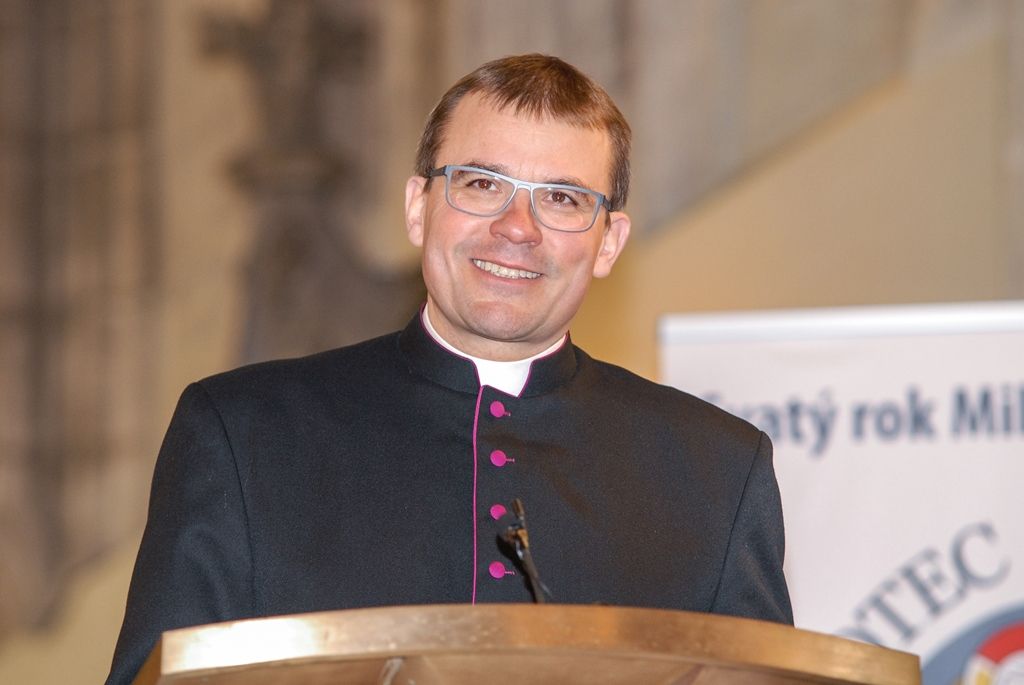 Plzeňská diecéze bude mít nového biskupa. Františka Radkovského střídá Tomáš Holub, generální sekretář České biskupské konference, farář pražské baziliky svatého Petra a Pavla a děkan Kolegiátní kapituly na pražském Vyšehradě. Biskupem plzeňské diecéze ho dnes jmenoval papež František, v pravé poledne byl představen v katedrále sv. Bartoloměje v Plzni. Dojemnému a historickému okamžiku přihlíželo několik stovek lidí. Mezi prvními vyjádřili podporu novému biskupovi primátor města Martin Zrzavecký spolu s náměstkem Petrem Náhlíkem. (foto: 12.2.2016)