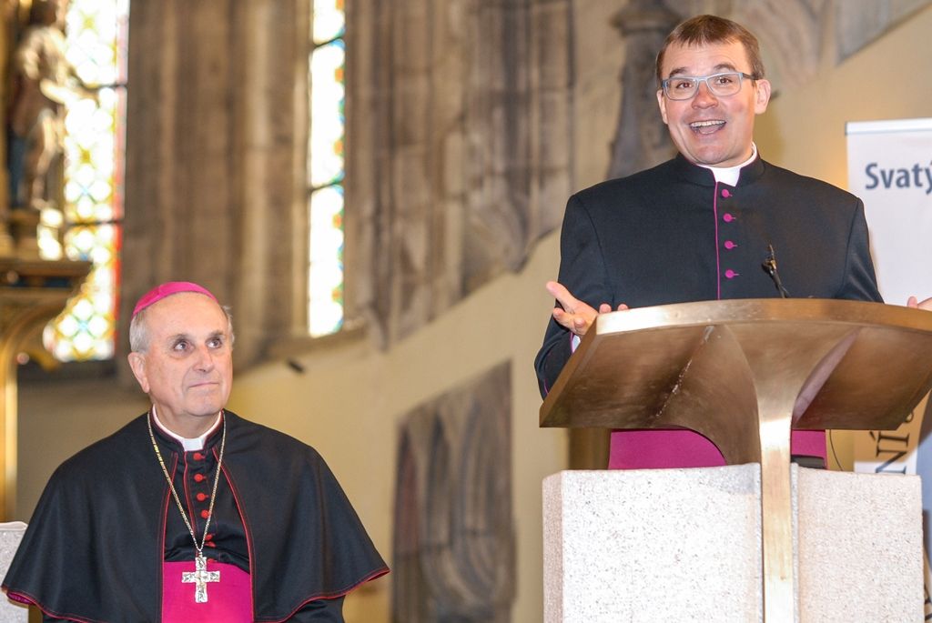 Plzeňská diecéze bude mít nového biskupa. Františka Radkovského střídá Tomáš Holub, generální sekretář České biskupské konference, farář pražské baziliky svatého Petra a Pavla a děkan Kolegiátní kapituly na pražském Vyšehradě. Biskupem plzeňské diecéze ho dnes jmenoval papež František, v pravé poledne byl představen v katedrále sv. Bartoloměje v Plzni. Dojemnému a historickému okamžiku přihlíželo několik stovek lidí. Mezi prvními vyjádřili podporu novému biskupovi primátor města Martin Zrzavecký spolu s náměstkem Petrem Náhlíkem. (foto: 12.2.2016)