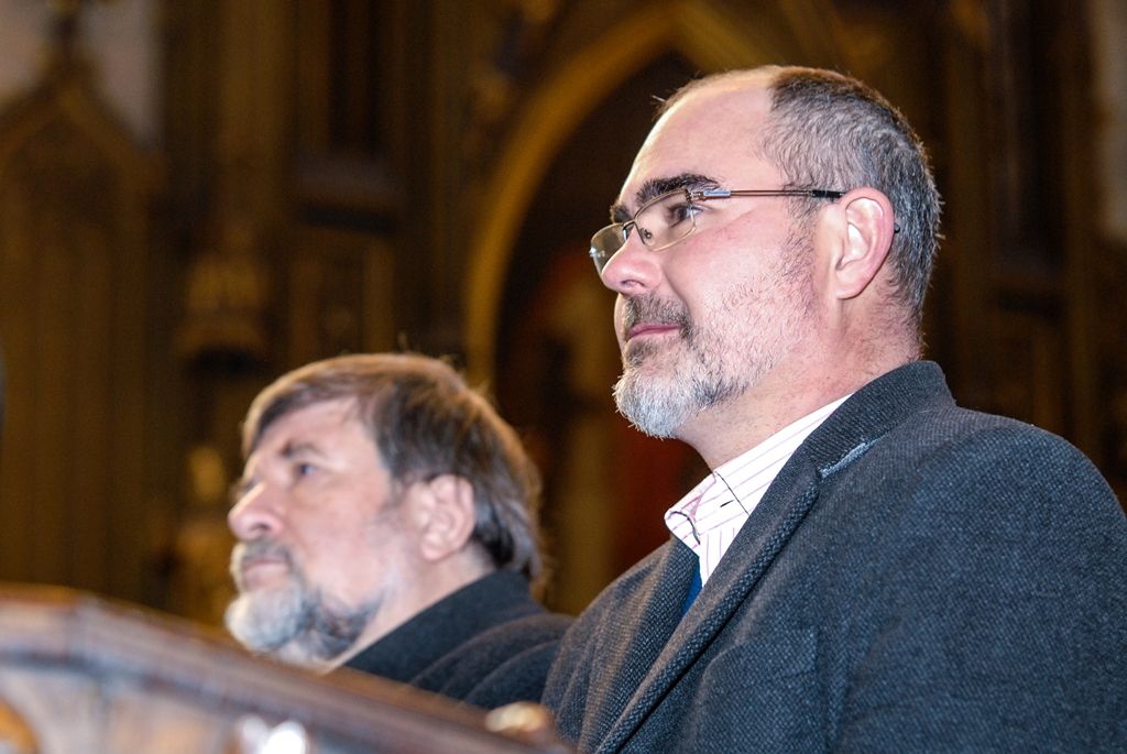 Plzeňská diecéze bude mít nového biskupa. Františka Radkovského střídá Tomáš Holub, generální sekretář České biskupské konference, farář pražské baziliky svatého Petra a Pavla a děkan Kolegiátní kapituly na pražském Vyšehradě. Biskupem plzeňské diecéze ho dnes jmenoval papež František, v pravé poledne byl představen v katedrále sv. Bartoloměje v Plzni. Dojemnému a historickému okamžiku přihlíželo několik stovek lidí. Mezi prvními vyjádřili podporu novému biskupovi primátor města Martin Zrzavecký spolu s náměstkem Petrem Náhlíkem. (foto: 12.2.2016)