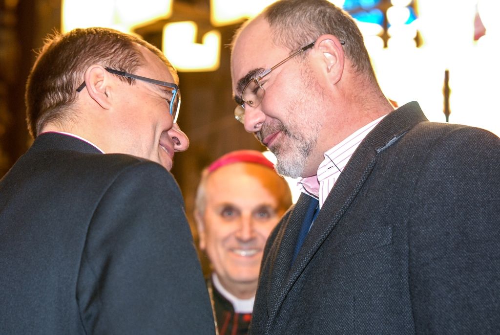 Plzeňská diecéze bude mít nového biskupa. Františka Radkovského střídá Tomáš Holub, generální sekretář České biskupské konference, farář pražské baziliky svatého Petra a Pavla a děkan Kolegiátní kapituly na pražském Vyšehradě. Biskupem plzeňské diecéze ho dnes jmenoval papež František, v pravé poledne byl představen v katedrále sv. Bartoloměje v Plzni. Dojemnému a historickému okamžiku přihlíželo několik stovek lidí. Mezi prvními vyjádřili podporu novému biskupovi primátor města Martin Zrzavecký spolu s náměstkem Petrem Náhlíkem. (foto: 12.2.2016)