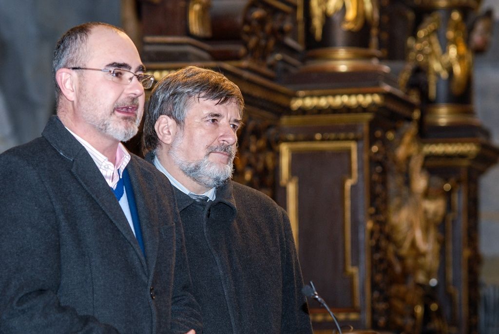 Plzeňská diecéze bude mít nového biskupa. Františka Radkovského střídá Tomáš Holub, generální sekretář České biskupské konference, farář pražské baziliky svatého Petra a Pavla a děkan Kolegiátní kapituly na pražském Vyšehradě. Biskupem plzeňské diecéze ho dnes jmenoval papež František, v pravé poledne byl představen v katedrále sv. Bartoloměje v Plzni. Dojemnému a historickému okamžiku přihlíželo několik stovek lidí. Mezi prvními vyjádřili podporu novému biskupovi primátor města Martin Zrzavecký spolu s náměstkem Petrem Náhlíkem. (foto: 12.2.2016)