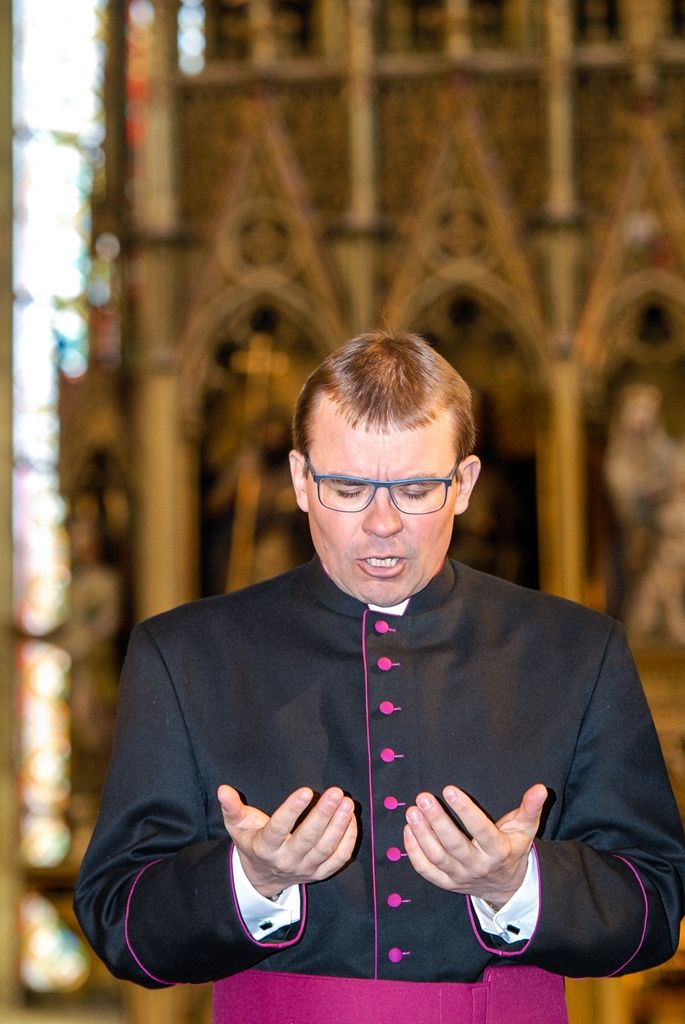 Plzeňská diecéze bude mít nového biskupa. Františka Radkovského střídá Tomáš Holub, generální sekretář České biskupské konference, farář pražské baziliky svatého Petra a Pavla a děkan Kolegiátní kapituly na pražském Vyšehradě. Biskupem plzeňské diecéze ho dnes jmenoval papež František, v pravé poledne byl představen v katedrále sv. Bartoloměje v Plzni. Dojemnému a historickému okamžiku přihlíželo několik stovek lidí. Mezi prvními vyjádřili podporu novému biskupovi primátor města Martin Zrzavecký spolu s náměstkem Petrem Náhlíkem. (foto: 12.2.2016)
