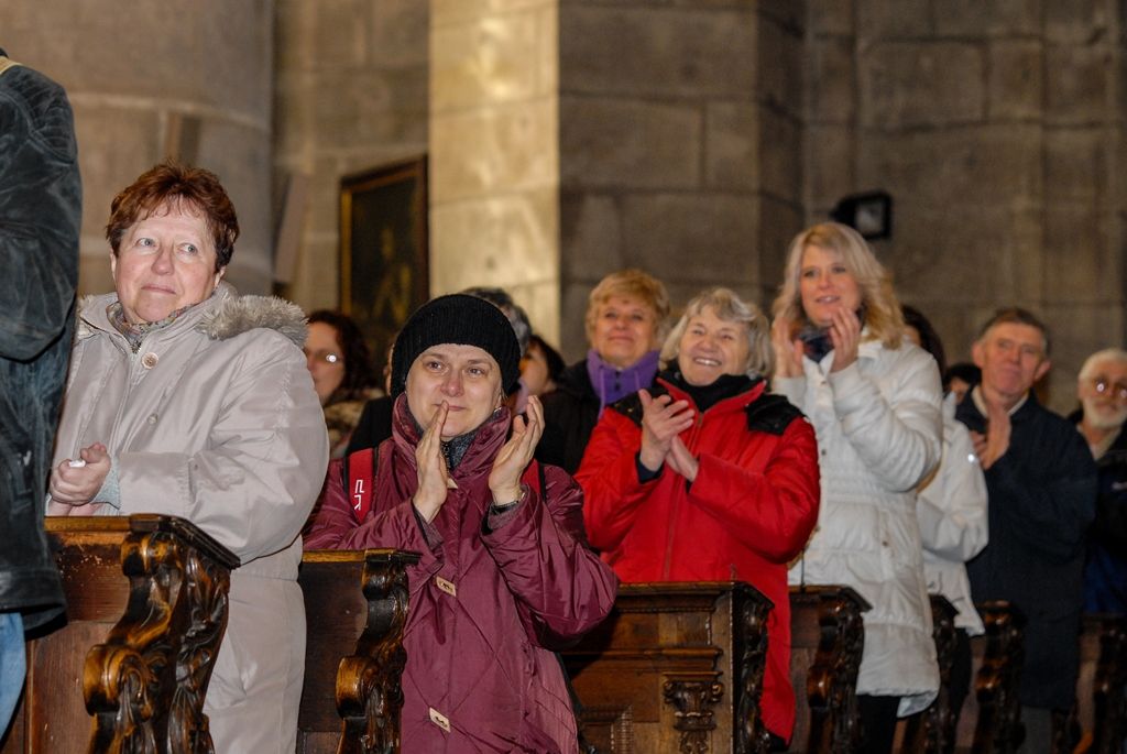 Plzeňská diecéze bude mít nového biskupa. Františka Radkovského střídá Tomáš Holub, generální sekretář České biskupské konference, farář pražské baziliky svatého Petra a Pavla a děkan Kolegiátní kapituly na pražském Vyšehradě. Biskupem plzeňské diecéze ho dnes jmenoval papež František, v pravé poledne byl představen v katedrále sv. Bartoloměje v Plzni. Dojemnému a historickému okamžiku přihlíželo několik stovek lidí. Mezi prvními vyjádřili podporu novému biskupovi primátor města Martin Zrzavecký spolu s náměstkem Petrem Náhlíkem. (foto: 12.2.2016)