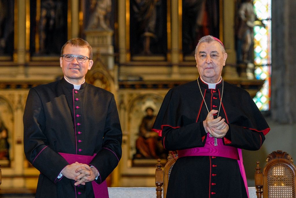 Plzeňská diecéze bude mít nového biskupa. Františka Radkovského střídá Tomáš Holub, generální sekretář České biskupské konference, farář pražské baziliky svatého Petra a Pavla a děkan Kolegiátní kapituly na pražském Vyšehradě. Biskupem plzeňské diecéze ho dnes jmenoval papež František, v pravé poledne byl představen v katedrále sv. Bartoloměje v Plzni. Dojemnému a historickému okamžiku přihlíželo několik stovek lidí. Mezi prvními vyjádřili podporu novému biskupovi primátor města Martin Zrzavecký spolu s náměstkem Petrem Náhlíkem. (foto: 12.2.2016)