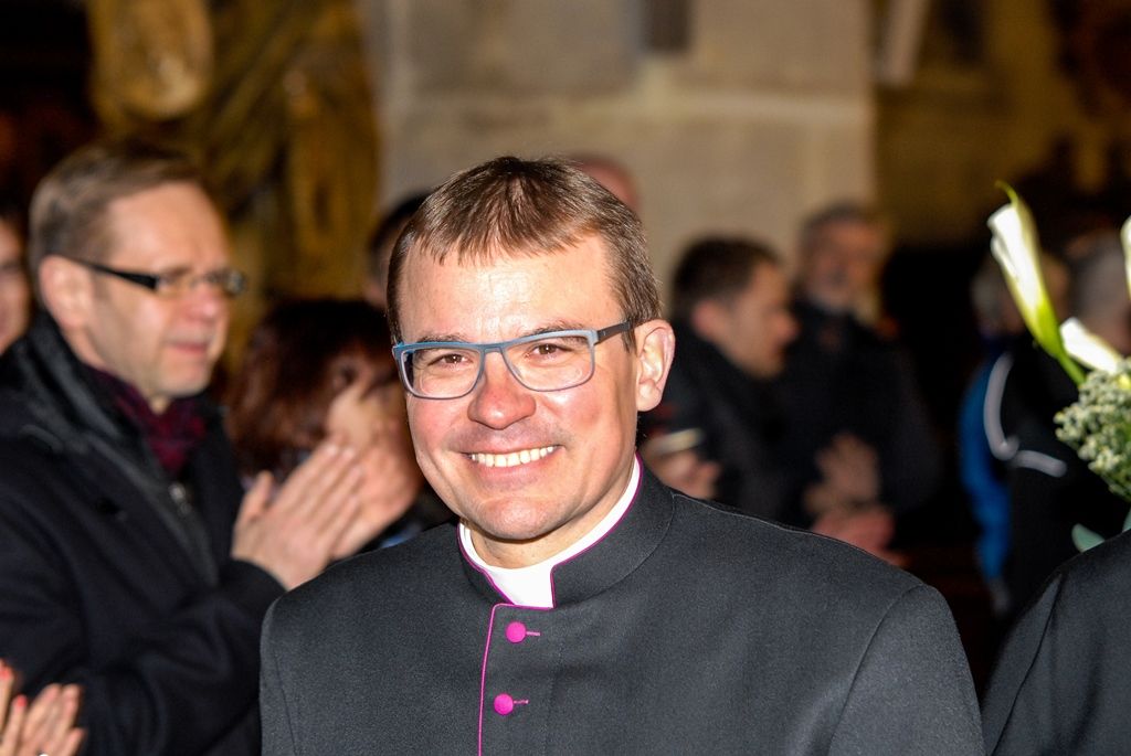 Plzeňská diecéze bude mít nového biskupa. Františka Radkovského střídá Tomáš Holub, generální sekretář České biskupské konference, farář pražské baziliky svatého Petra a Pavla a děkan Kolegiátní kapituly na pražském Vyšehradě. Biskupem plzeňské diecéze ho dnes jmenoval papež František, v pravé poledne byl představen v katedrále sv. Bartoloměje v Plzni. Dojemnému a historickému okamžiku přihlíželo několik stovek lidí. Mezi prvními vyjádřili podporu novému biskupovi primátor města Martin Zrzavecký spolu s náměstkem Petrem Náhlíkem. (foto: 12.2.2016)