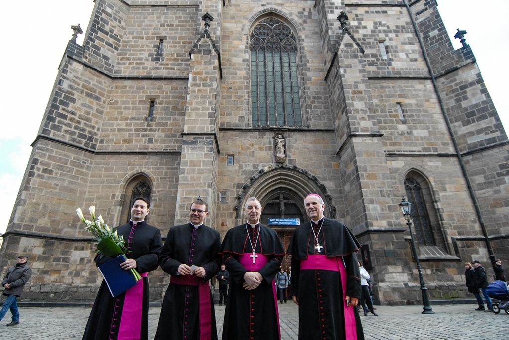 Plzeňská diecéze bude mít nového biskupa. Františka Radkovského střídá Tomáš Holub, generální sekretář České biskupské konference, farář pražské baziliky svatého Petra a Pavla a děkan Kolegiátní kapituly na pražském Vyšehradě. Biskupem plzeňské diecéze ho dnes jmenoval papež František, v pravé poledne byl představen v katedrále sv. Bartoloměje v Plzni. Dojemnému a historickému okamžiku přihlíželo několik stovek lidí. Mezi prvními vyjádřili podporu novému biskupovi primátor města Martin Zrzavecký spolu s náměstkem Petrem Náhlíkem. (foto: 12.2.2016)