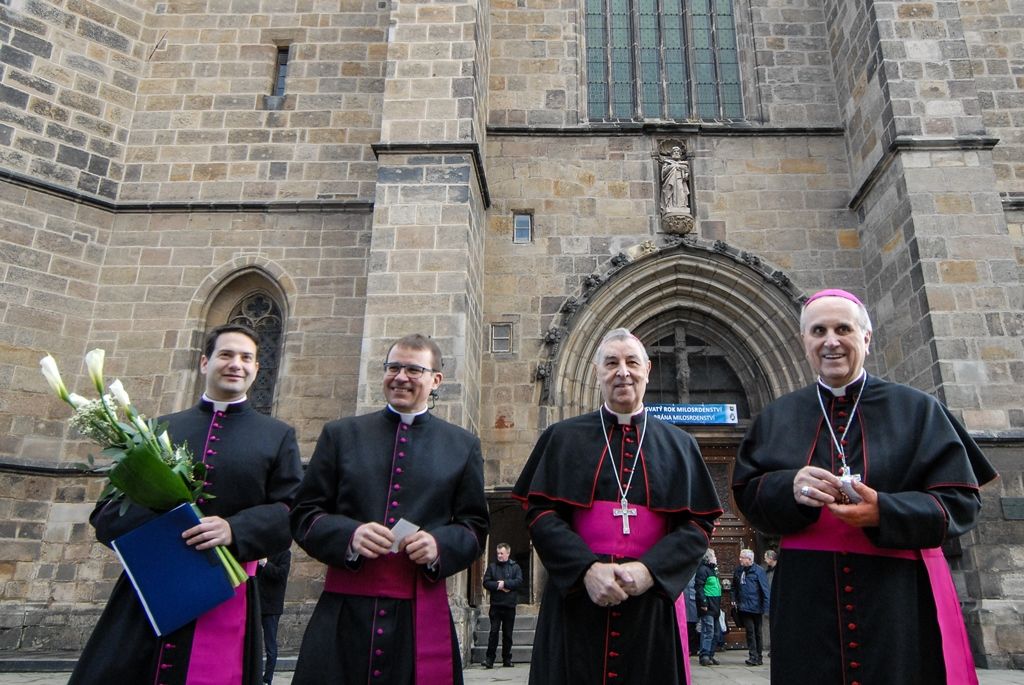 Plzeňská diecéze bude mít nového biskupa. Františka Radkovského střídá Tomáš Holub, generální sekretář České biskupské konference, farář pražské baziliky svatého Petra a Pavla a děkan Kolegiátní kapituly na pražském Vyšehradě. Biskupem plzeňské diecéze ho dnes jmenoval papež František, v pravé poledne byl představen v katedrále sv. Bartoloměje v Plzni. Dojemnému a historickému okamžiku přihlíželo několik stovek lidí. Mezi prvními vyjádřili podporu novému biskupovi primátor města Martin Zrzavecký spolu s náměstkem Petrem Náhlíkem. (foto: 12.2.2016)
