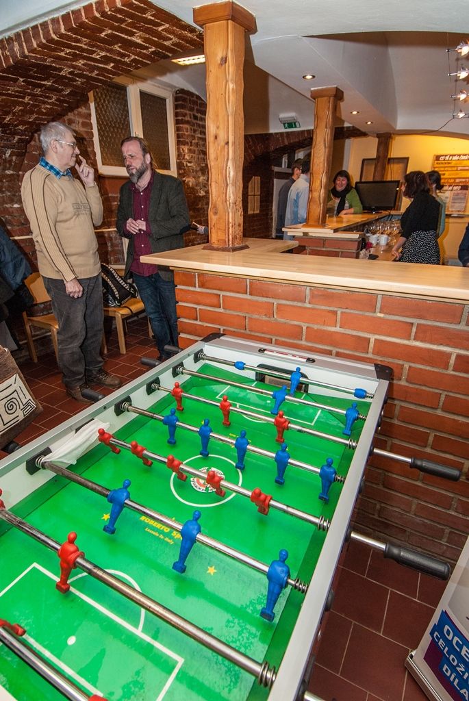 V nových prostorách funguje od začátku února Nízkoprahový klub Vzducholoď. Ze sídla salesiánského střediska v Lobzích se přestěhoval do Sladkovského ulice na Slovanech. Vyšel tak vstříc svým klientům, mladým lidem, kteří do Lobez dojížděli především ze Slovan a Petrohradu. Nové zařízení je sice o trochu menší, ale nabízí lepší zázemí a služby. Rozšířena je i otevírací doba, klub je nyní k dispozici každý pracovní den. Slavnostního otevření se za město Plzeň zúčastnila náměstkyně primátora Eva Herinková a zaměstnanci odboru sociálních služeb magistrátu, který zařízení dlouhodobě podporuje. (foto: 17.2.2016)