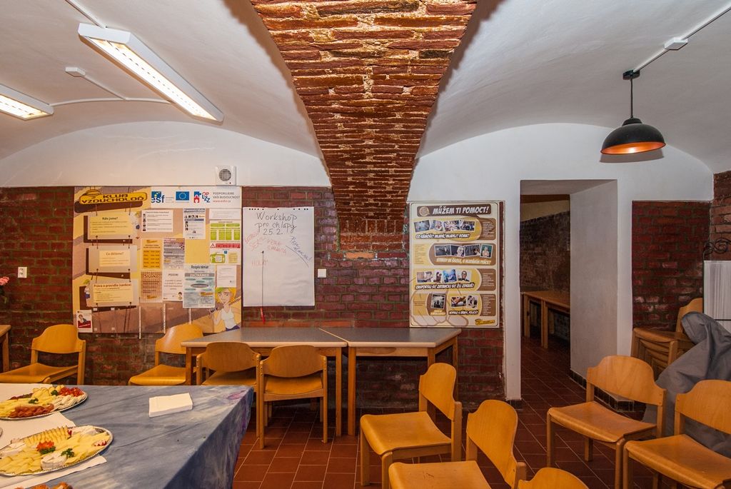 V nových prostorách funguje od začátku února Nízkoprahový klub Vzducholoď. Ze sídla salesiánského střediska v Lobzích se přestěhoval do Sladkovského ulice na Slovanech. Vyšel tak vstříc svým klientům, mladým lidem, kteří do Lobez dojížděli především ze Slovan a Petrohradu. Nové zařízení je sice o trochu menší, ale nabízí lepší zázemí a služby. Rozšířena je i otevírací doba, klub je nyní k dispozici každý pracovní den. Slavnostního otevření se za město Plzeň zúčastnila náměstkyně primátora Eva Herinková a zaměstnanci odboru sociálních služeb magistrátu, který zařízení dlouhodobě podporuje. (foto: 17.2.2016)