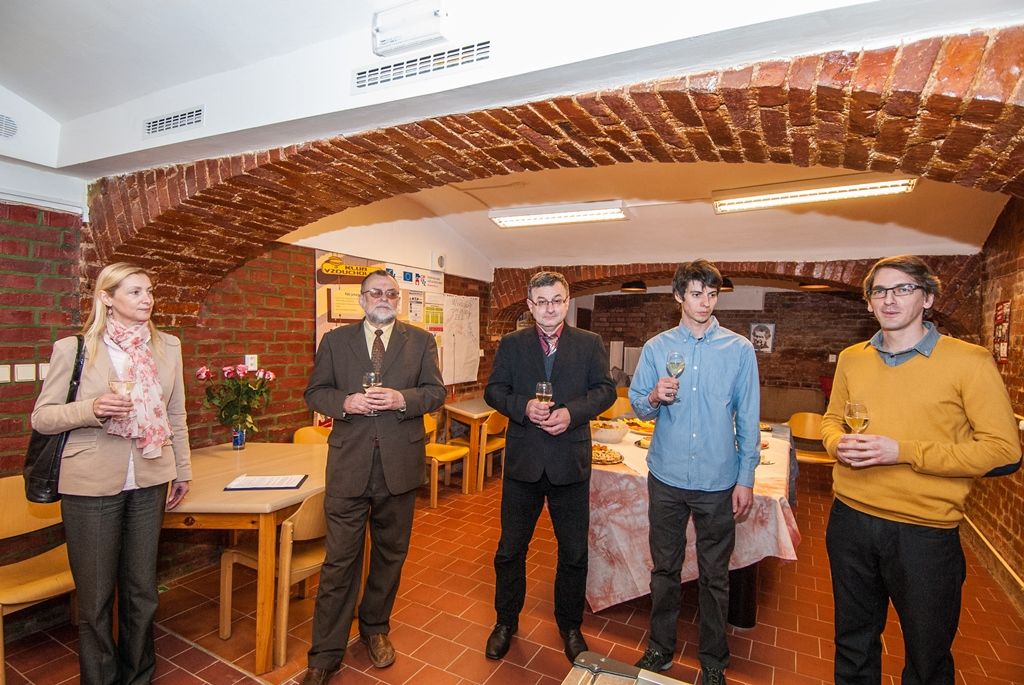 V nových prostorách funguje od začátku února Nízkoprahový klub Vzducholoď. Ze sídla salesiánského střediska v Lobzích se přestěhoval do Sladkovského ulice na Slovanech. Vyšel tak vstříc svým klientům, mladým lidem, kteří do Lobez dojížděli především ze Slovan a Petrohradu. Nové zařízení je sice o trochu menší, ale nabízí lepší zázemí a služby. Rozšířena je i otevírací doba, klub je nyní k dispozici každý pracovní den. Slavnostního otevření se za město Plzeň zúčastnila náměstkyně primátora Eva Herinková a zaměstnanci odboru sociálních služeb magistrátu, který zařízení dlouhodobě podporuje. (foto: 17.2.2016)