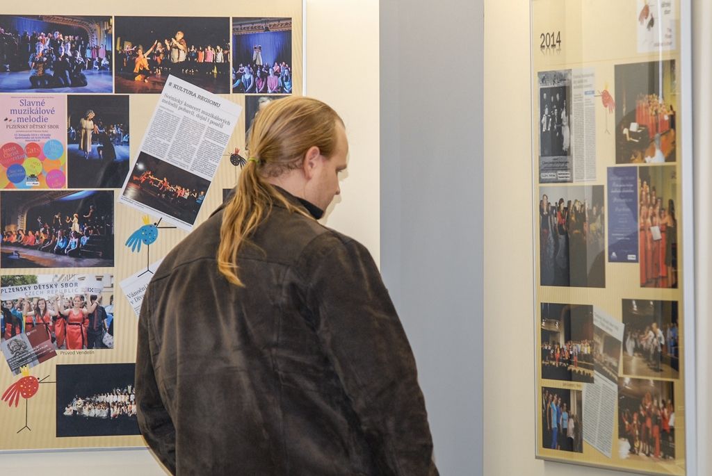 Plzeňský dětský sbor je stálicí na plzeňské hudební sborové scéně již 35 let. Přestože se za tu dobu proměnilo vedení sboru a v jeho řadách se vystřídalo velké množství zpěváků, hudební těleso si stále udržuje vysokou úroveň. Právě existenci sboru mapuje nová výstava v mázhauzu plzeňské radnice, jejíž vernisáž se uskutečnila v pondělí. Za město Plzeň se jejího zahájení zúčastnil první náměstek primátora Martin Baxa. (foto: 22.2.2016)