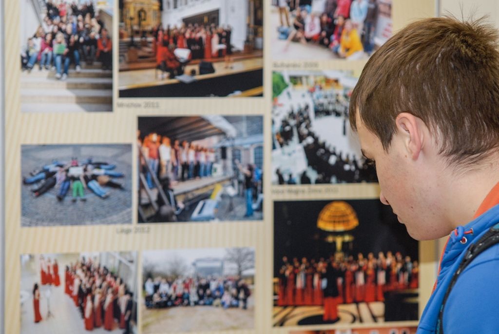 Plzeňský dětský sbor je stálicí na plzeňské hudební sborové scéně již 35 let. Přestože se za tu dobu proměnilo vedení sboru a v jeho řadách se vystřídalo velké množství zpěváků, hudební těleso si stále udržuje vysokou úroveň. Právě existenci sboru mapuje nová výstava v mázhauzu plzeňské radnice, jejíž vernisáž se uskutečnila v pondělí. Za město Plzeň se jejího zahájení zúčastnil první náměstek primátora Martin Baxa. (foto: 22.2.2016)