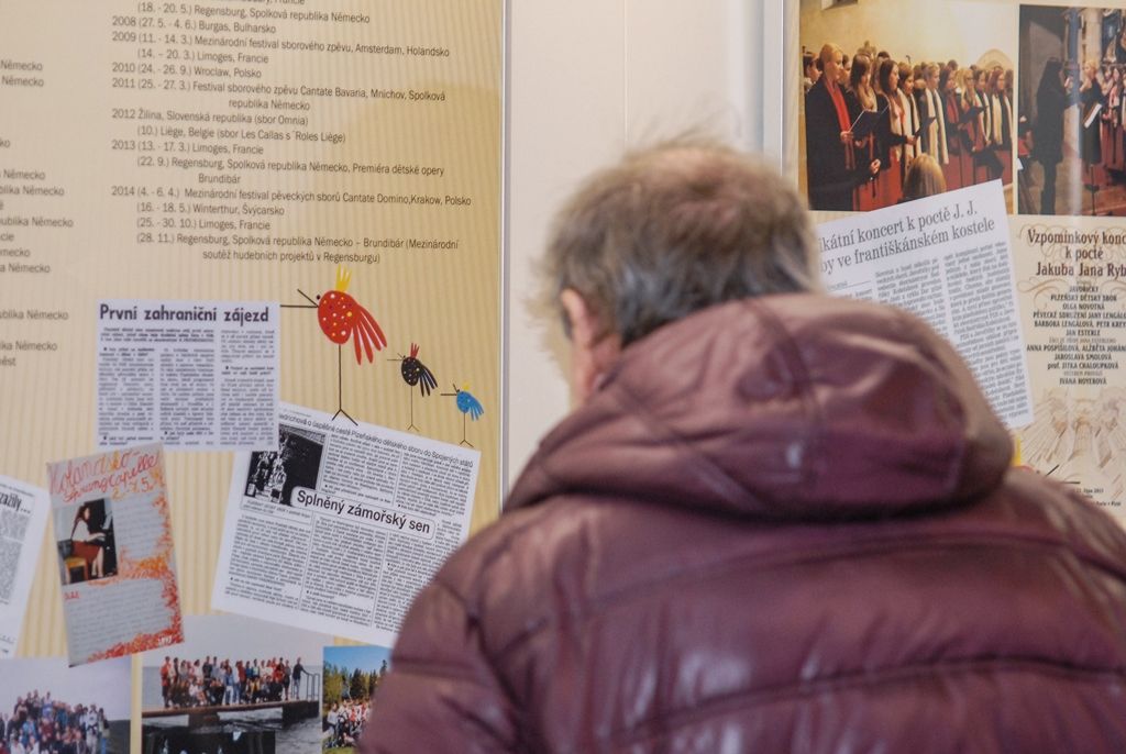 Plzeňský dětský sbor je stálicí na plzeňské hudební sborové scéně již 35 let. Přestože se za tu dobu proměnilo vedení sboru a v jeho řadách se vystřídalo velké množství zpěváků, hudební těleso si stále udržuje vysokou úroveň. Právě existenci sboru mapuje nová výstava v mázhauzu plzeňské radnice, jejíž vernisáž se uskutečnila v pondělí. Za město Plzeň se jejího zahájení zúčastnil první náměstek primátora Martin Baxa. (foto: 22.2.2016)