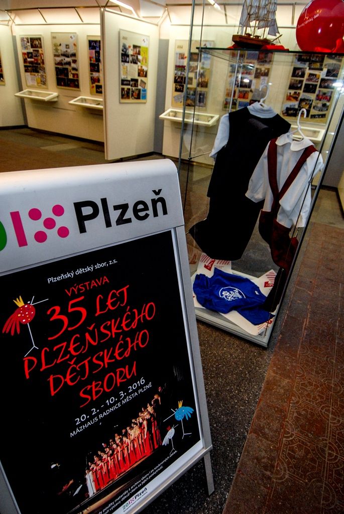 Plzeňský dětský sbor je stálicí na plzeňské hudební sborové scéně již 35 let. Přestože se za tu dobu proměnilo vedení sboru a v jeho řadách se vystřídalo velké množství zpěváků, hudební těleso si stále udržuje vysokou úroveň. Právě existenci sboru mapuje nová výstava v mázhauzu plzeňské radnice, jejíž vernisáž se uskutečnila v pondělí. Za město Plzeň se jejího zahájení zúčastnil první náměstek primátora Martin Baxa. (foto: 22.2.2016)