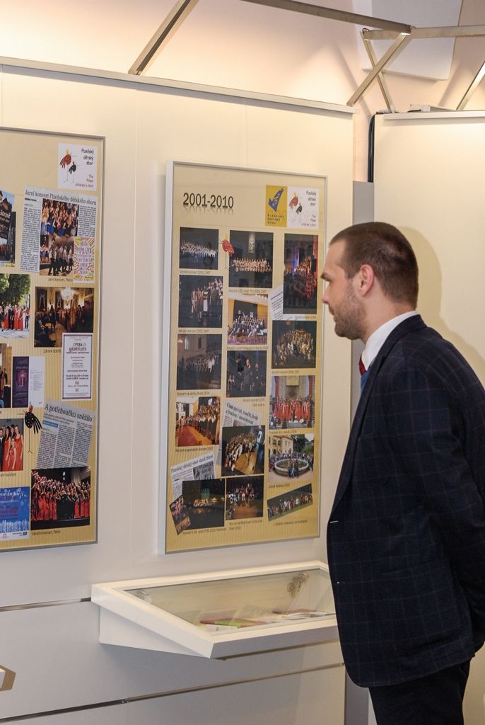 Plzeňský dětský sbor je stálicí na plzeňské hudební sborové scéně již 35 let. Přestože se za tu dobu proměnilo vedení sboru a v jeho řadách se vystřídalo velké množství zpěváků, hudební těleso si stále udržuje vysokou úroveň. Právě existenci sboru mapuje nová výstava v mázhauzu plzeňské radnice, jejíž vernisáž se uskutečnila v pondělí. Za město Plzeň se jejího zahájení zúčastnil první náměstek primátora Martin Baxa. (foto: 22.2.2016)