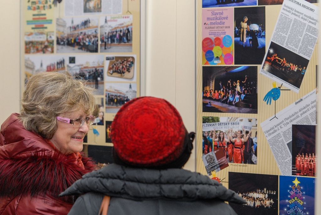 Plzeňský dětský sbor je stálicí na plzeňské hudební sborové scéně již 35 let. Přestože se za tu dobu proměnilo vedení sboru a v jeho řadách se vystřídalo velké množství zpěváků, hudební těleso si stále udržuje vysokou úroveň. Právě existenci sboru mapuje nová výstava v mázhauzu plzeňské radnice, jejíž vernisáž se uskutečnila v pondělí. Za město Plzeň se jejího zahájení zúčastnil první náměstek primátora Martin Baxa. (foto: 22.2.2016)
