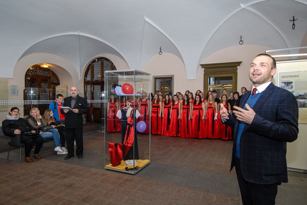 Plzeňský dětský sbor je stálicí na plzeňské hudební sborové scéně již 35 let. Přestože se za tu dobu proměnilo vedení sboru a v jeho řadách se vystřídalo velké množství zpěváků, hudební těleso si stále udržuje vysokou úroveň. Právě existenci sboru mapuje nová výstava v mázhauzu plzeňské radnice, jejíž vernisáž se uskutečnila v pondělí. Za město Plzeň se jejího zahájení zúčastnil první náměstek primátora Martin Baxa. (foto: 22.2.2016)