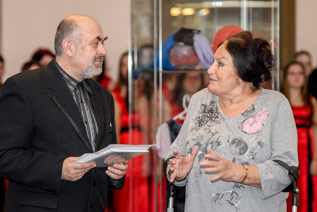 Plzeňský dětský sbor je stálicí na plzeňské hudební sborové scéně již 35 let. Přestože se za tu dobu proměnilo vedení sboru a v jeho řadách se vystřídalo velké množství zpěváků, hudební těleso si stále udržuje vysokou úroveň. Právě existenci sboru mapuje nová výstava v mázhauzu plzeňské radnice, jejíž vernisáž se uskutečnila v pondělí. Za město Plzeň se jejího zahájení zúčastnil první náměstek primátora Martin Baxa. (foto: 22.2.2016)