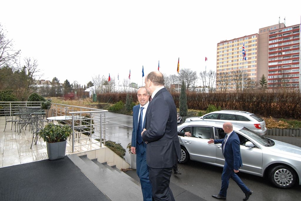 Prezentace tréninkového programu plzeňské akademie se tak stala příležitostí k setkání představitelů institucí, jež se na jejím vzniku podílely. Za město se schůzky zúčastnil primátor Martin Zrzavecký a radní pro oblast podpory podnikání a sportu Michal Dvořák. Fotbalovou asociaci České republiky zastupovali generální manažer státních reprezentací a fotbalových akademií Marcel Chládek a Roman Berbr, druhý místopředseda za Čechy. Přítomni byli také hlavní představitelé fotbalového klubu FC Viktoria Plzeň a Plzeňského kraje. (foto: 23.2.2016)