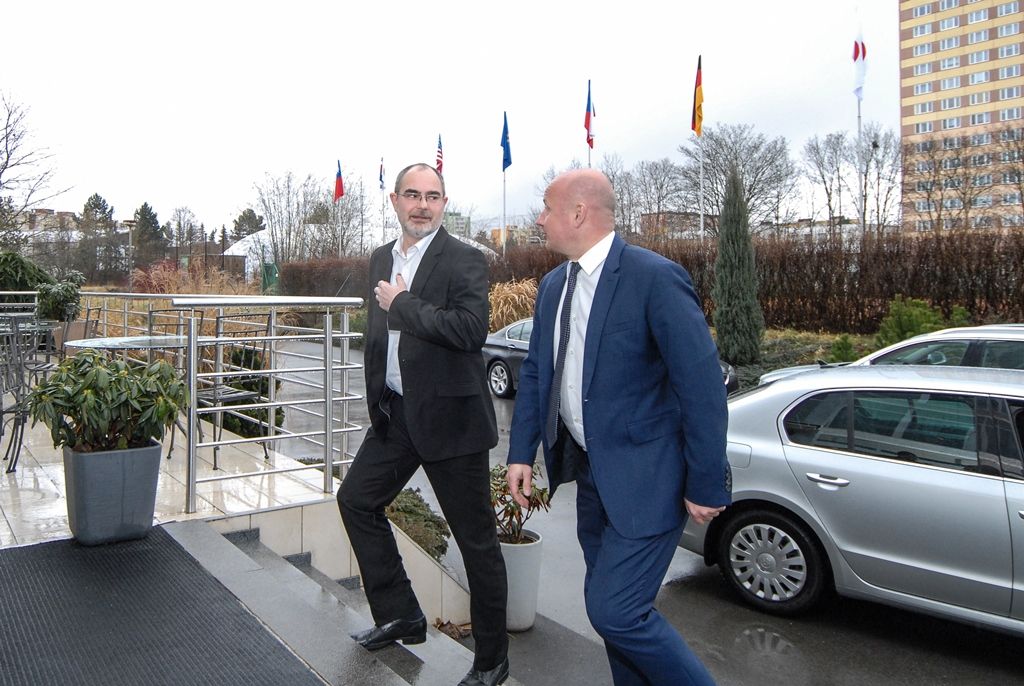 Prezentace tréninkového programu plzeňské akademie se tak stala příležitostí k setkání představitelů institucí, jež se na jejím vzniku podílely. Za město se schůzky zúčastnil primátor Martin Zrzavecký a radní pro oblast podpory podnikání a sportu Michal Dvořák. Fotbalovou asociaci České republiky zastupovali generální manažer státních reprezentací a fotbalových akademií Marcel Chládek a Roman Berbr, druhý místopředseda za Čechy. Přítomni byli také hlavní představitelé fotbalového klubu FC Viktoria Plzeň a Plzeňského kraje. (foto: 23.2.2016)