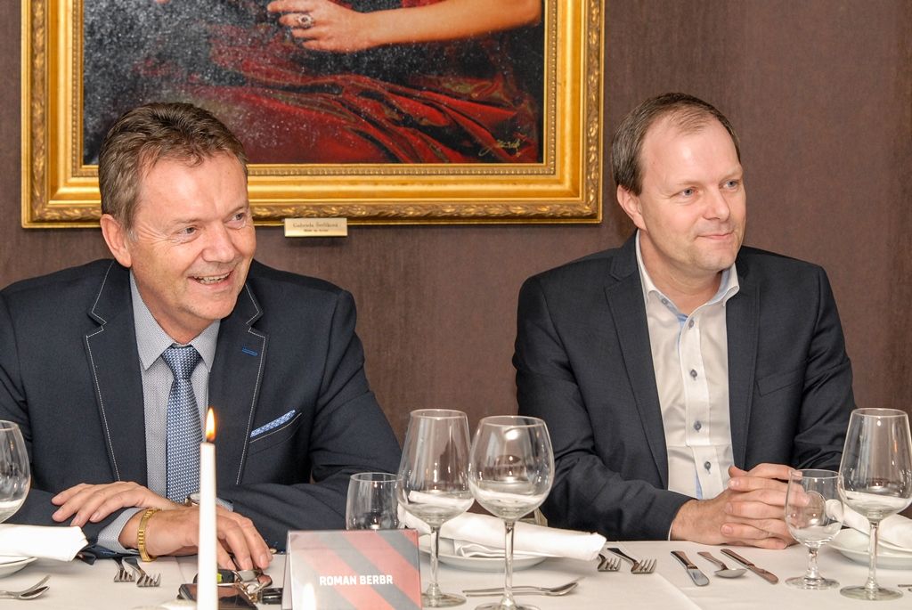 Prezentace tréninkového programu plzeňské akademie se tak stala příležitostí k setkání představitelů institucí, jež se na jejím vzniku podílely. Za město se schůzky zúčastnil primátor Martin Zrzavecký a radní pro oblast podpory podnikání a sportu Michal Dvořák. Fotbalovou asociaci České republiky zastupovali generální manažer státních reprezentací a fotbalových akademií Marcel Chládek a Roman Berbr, druhý místopředseda za Čechy. Přítomni byli také hlavní představitelé fotbalového klubu FC Viktoria Plzeň a Plzeňského kraje. (foto: 23.2.2016)