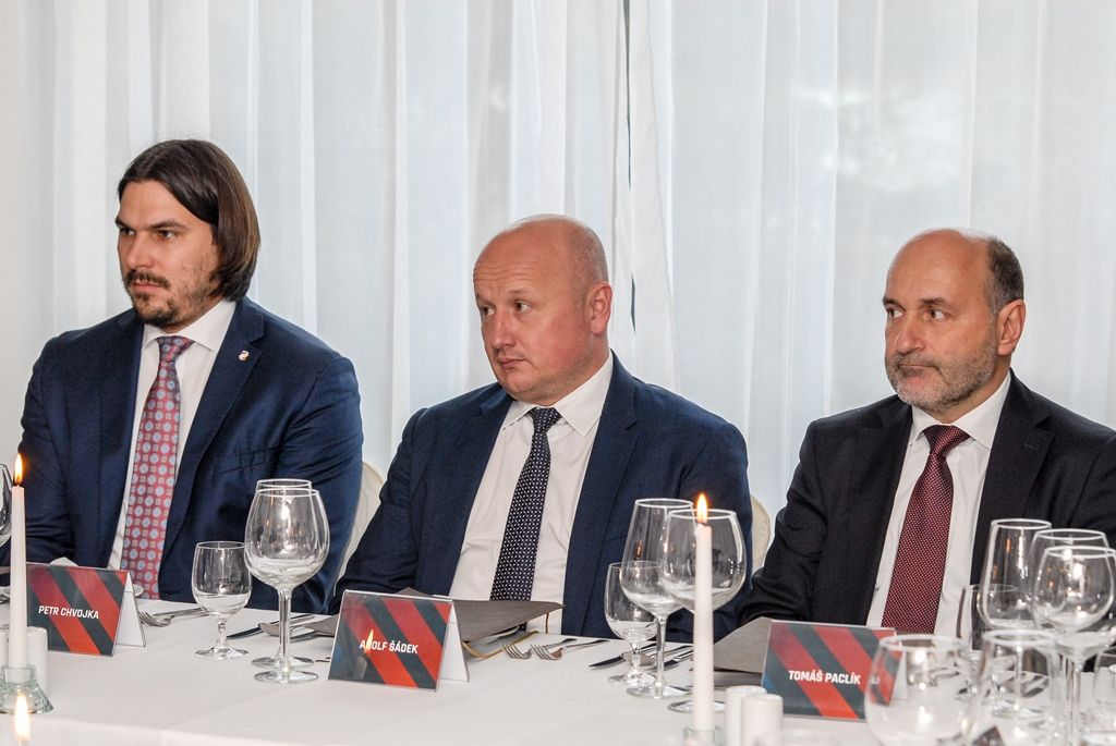 Prezentace tréninkového programu plzeňské akademie se tak stala příležitostí k setkání představitelů institucí, jež se na jejím vzniku podílely. Za město se schůzky zúčastnil primátor Martin Zrzavecký a radní pro oblast podpory podnikání a sportu Michal Dvořák. Fotbalovou asociaci České republiky zastupovali generální manažer státních reprezentací a fotbalových akademií Marcel Chládek a Roman Berbr, druhý místopředseda za Čechy. Přítomni byli také hlavní představitelé fotbalového klubu FC Viktoria Plzeň a Plzeňského kraje. (foto: 23.2.2016)