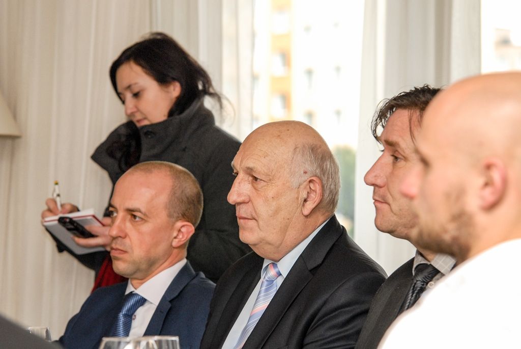 Prezentace tréninkového programu plzeňské akademie se tak stala příležitostí k setkání představitelů institucí, jež se na jejím vzniku podílely. Za město se schůzky zúčastnil primátor Martin Zrzavecký a radní pro oblast podpory podnikání a sportu Michal Dvořák. Fotbalovou asociaci České republiky zastupovali generální manažer státních reprezentací a fotbalových akademií Marcel Chládek a Roman Berbr, druhý místopředseda za Čechy. Přítomni byli také hlavní představitelé fotbalového klubu FC Viktoria Plzeň a Plzeňského kraje. (foto: 23.2.2016)