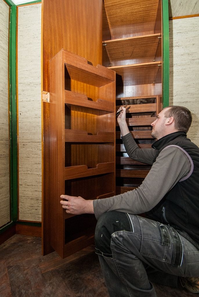 Plzeň nechala loni zrestaurovat ložnici navrženou světoznámým architektem Adolfem Loosem v domě Plachého 6. Objekt patřil plzeňské židovské rodině Hirschových, u nichž architekt získal vůbec svou první plzeňskou zakázku. Při opravách nábytku kladli experti velký důraz na autenticitu a zachování jednotlivých prvků. U historické tapety strhané v minulosti z vestavěných skříní museli ale použít tapetu novou, barvou a typem vláken obdobnou, dodavatel ji přivezl až z Tichomoří.