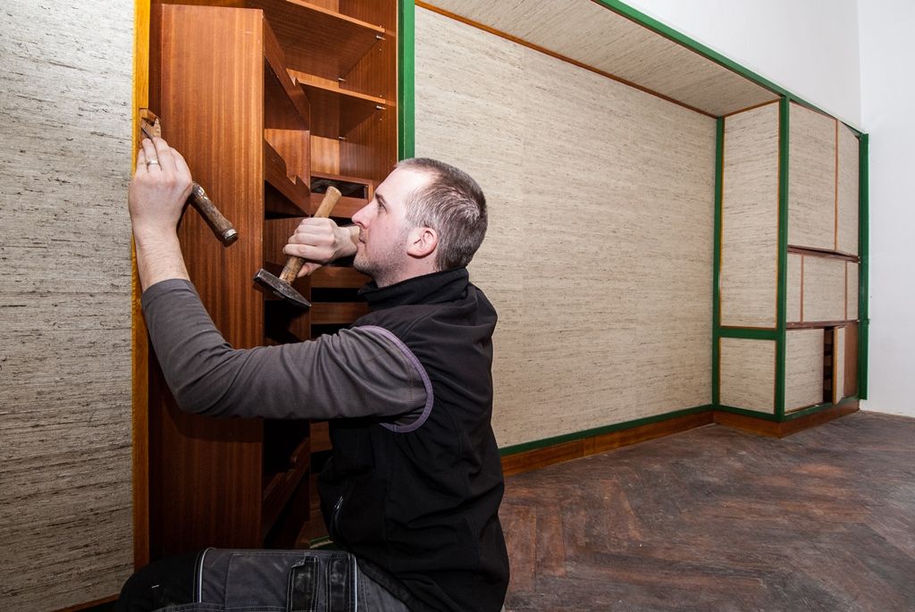 Plzeň nechala loni zrestaurovat ložnici navrženou světoznámým architektem Adolfem Loosem v domě Plachého 6. Objekt patřil plzeňské židovské rodině Hirschových, u nichž architekt získal vůbec svou první plzeňskou zakázku. Při opravách nábytku kladli experti velký důraz na autenticitu a zachování jednotlivých prvků. U historické tapety strhané v minulosti z vestavěných skříní museli ale použít tapetu novou, barvou a typem vláken obdobnou, dodavatel ji přivezl až z Tichomoří.