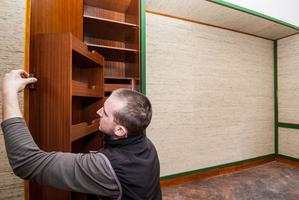 Plzeň nechala loni zrestaurovat ložnici navrženou světoznámým architektem Adolfem Loosem v domě Plachého 6. Objekt patřil plzeňské židovské rodině Hirschových, u nichž architekt získal vůbec svou první plzeňskou zakázku. Při opravách nábytku kladli experti velký důraz na autenticitu a zachování jednotlivých prvků. U historické tapety strhané v minulosti z vestavěných skříní museli ale použít tapetu novou, barvou a typem vláken obdobnou, dodavatel ji přivezl až z Tichomoří.